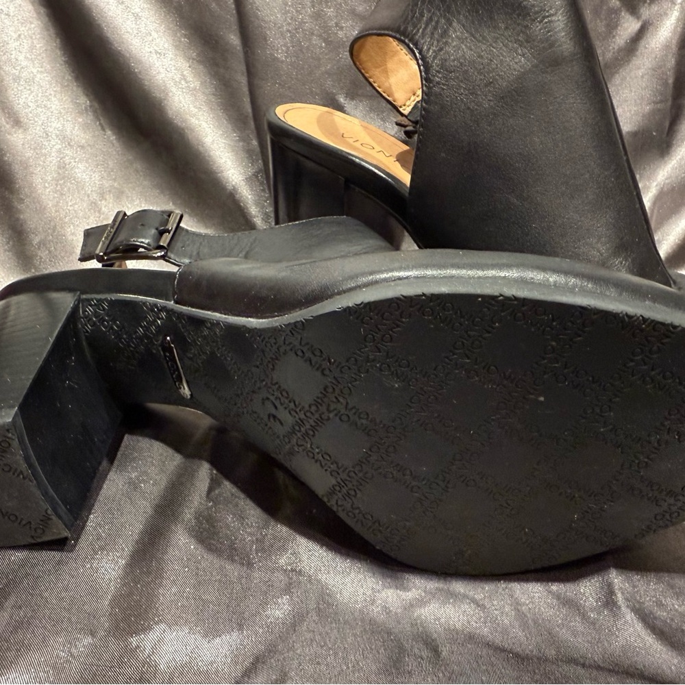 Vionic size 8.5 W 'Lacey' Black Leather Cutout Heeled Boots / Booties, Like New - Picture 3 of 10